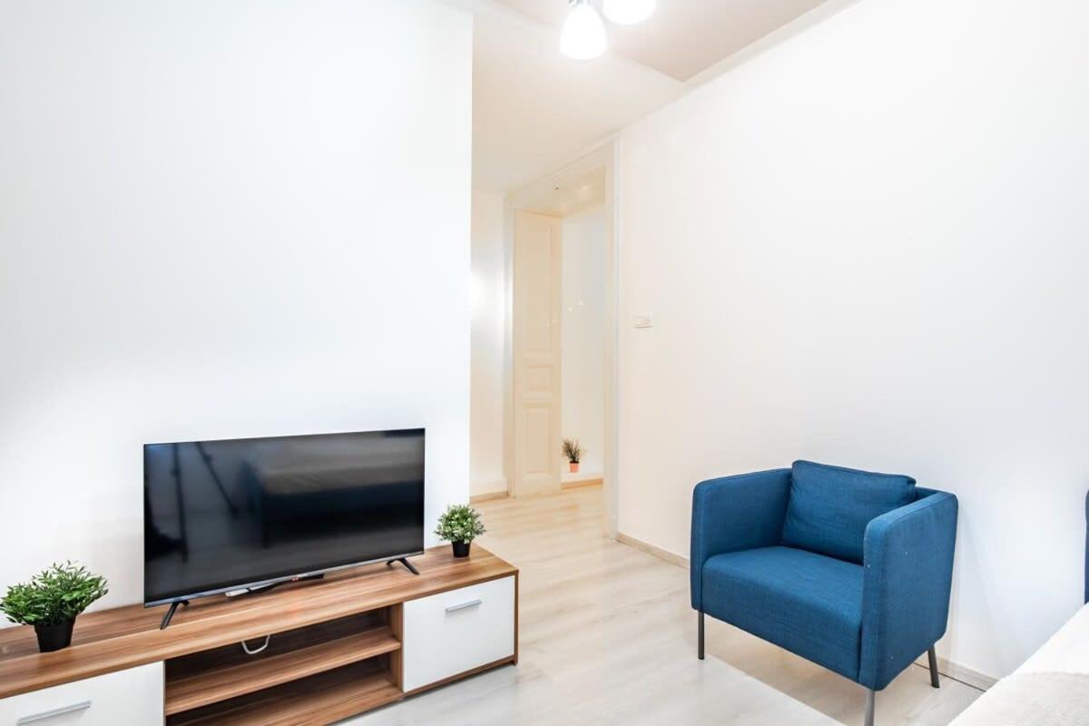 At Good Location Apartment